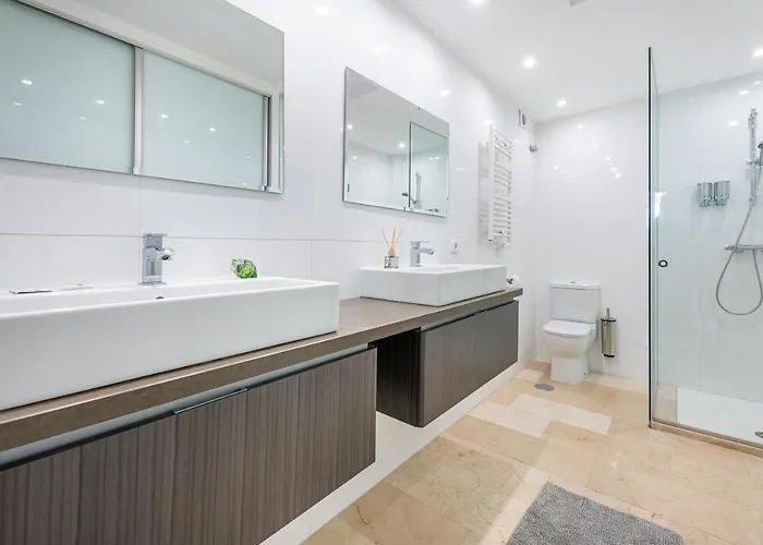 Daire 2 Bedroom With Sea And Mountain Views, Pool