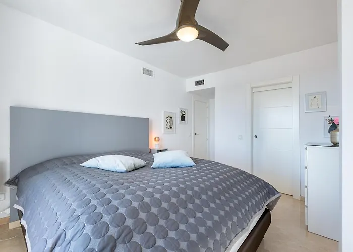2 Bedroom With Sea And Mountain Views, Pool アパート