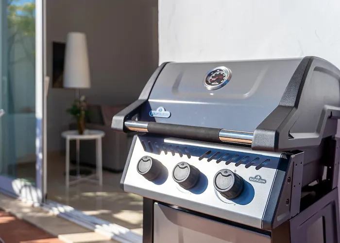 2 Bedroom With Sea And Mountain Views, Pool アパート *